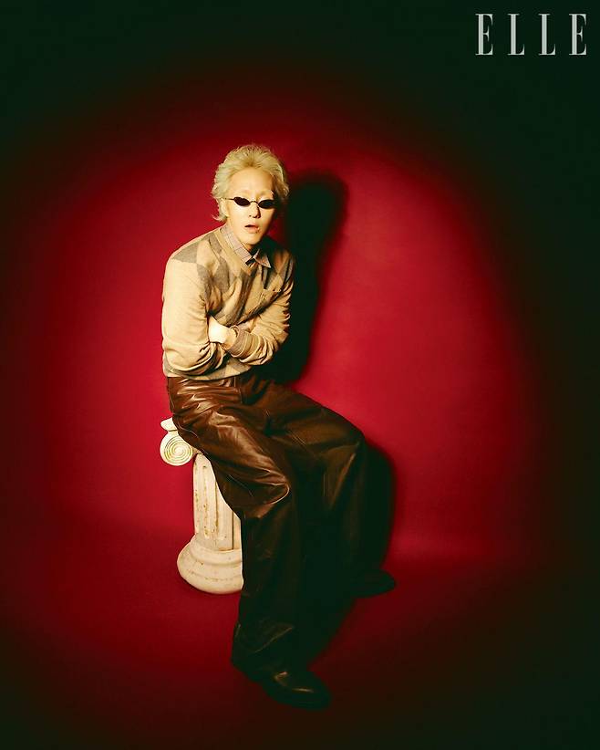 셔츠와 니트 풀오버, 레더 팬츠와 슈즈는 모두 Ferragamo. 선글라스는 아티스트 소장품.