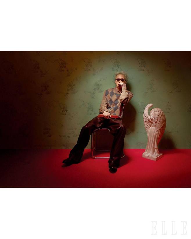셔츠와 니트 풀오버, 레더 팬츠와 슈즈는 모두 Ferragamo. 선글라스는 아티스트 소장품.