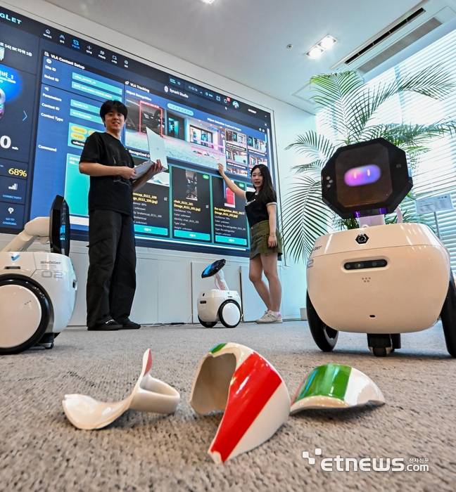 AI로 행동, 움직임, 제스처 등 일상 속 작은 변화까지 감지해 인간과 상호작용할 수 있는 지능형 홈로봇이 상용화 단계에 접어들었다. 4일 서울 강남구 인티그리트에서 엔지니어들이 온디바이스 AI플랫폼을 장착한 라이프 인텔리전스 로봇 '스노캣'의 비전 인식 기능을 점검하고 있다. 스노캣은 로컬 LLM과 실시간 VLA모델 추론까지 탑재해 사용자와 상호작용 할 수 있는 지능형 로봇이다.  이동근기자 foto@etnews.com