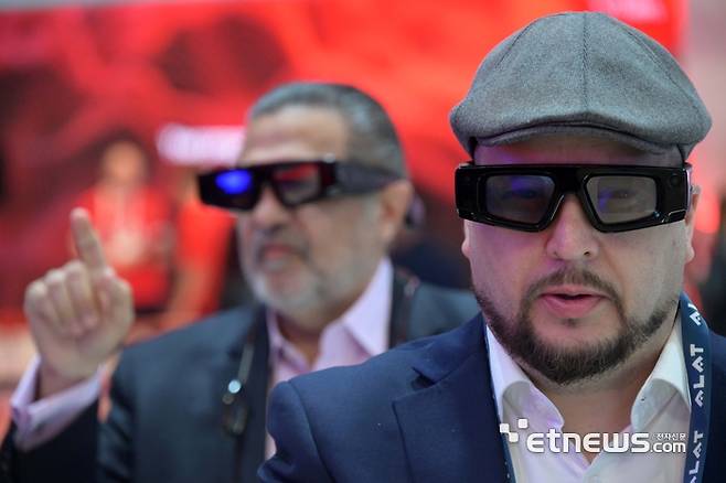 세계 최대 이동통신 박람회 MWC25(모바일 월드 콩그레스)가 '융합, 연결, 창조(Converge, Connect, Create)'를 주제로 스페인 바르셀로나 피라 그란 비아에서 열렸다. 개막 3일차인 5일(현지시간) 퀄컴 부스에서 관람객이 인공지능(AI) 온디바이스 스마트글래스를 체험하고 있다. 바르셀로나(스페인)=김민수기자 mskim@etnews.com