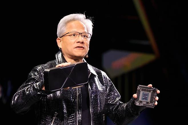 젠슨 황 엔비디아 최고경영자(CEO)가 올해 초 세계 최대 가전·정보기술(IT) 전시회 CES 2025에서 기조연설을 하고 있다. AP연합뉴스