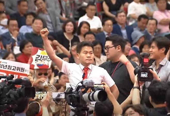 한국사 강사 전한길씨가 2025년 8월8일 대구 북구 엑스코에서 열린 국민의힘 제6차 전당대회 대구·경북 합동연설회에 참석했다. 문화방송(MBC) 유튜브 갈무리