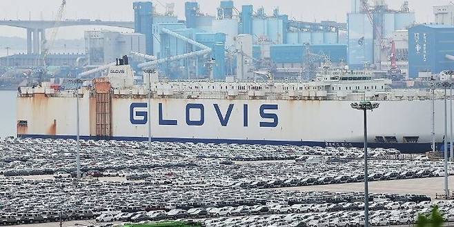 지난달 26일 경기도 평택항에 수출용 자동차들이 모여 있다. 평택/연합뉴스