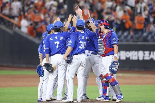 삼성 라이온즈 선수들이 지난달 31일 대전 한화생명볼파크에서 열린 한화 이글스와 경기에서 승리한 뒤 기뻐하고 있다.