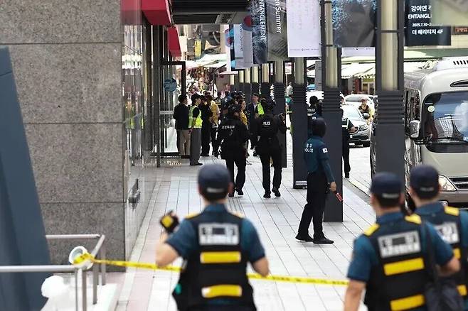 지난달 5일 서울 중구 명동 신세계백화점 본점에 폭발물을 설치했다는 협박 글이 인터넷 커뮤니티에 올라와 신고를 받고 출동한 경찰이 수색하고 있다. 연합뉴스