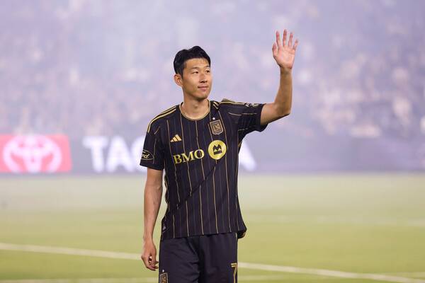 손흥민(LAFC)이 1일(한국시각) 미국 캘리포니아주 로스앤젤레스 비엠오(BMO) 스타디움에서 미국프로축구(MLS) 안방 데뷔전을 치른 뒤 관중들에게 인사하고 있다. 로스앤젤레스/AP 연합뉴스