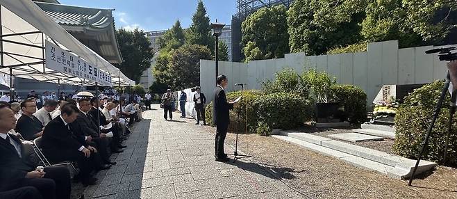 니시자와 기요시 도쿄조선인강제연행 진상조사단 일본 쪽 대표가 1일 일본 도쿄 스미다구 요코아미초 공원에서 열린 ‘간토대지진 조선인 학살 102년 희생자 추도식’에서 추도사를 읽고 있다.