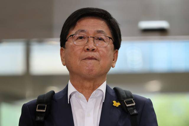 최교진 부총리 겸 교육부 장관 후보자가 지난달 14일 오전 서울 여의도 한국교육시설안전원에 마련된 인사청문회 준비 사무실로 출근하며 취재진 질의에 답하기 전 생각에 잠겨 있다. 뉴시스