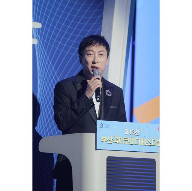 지난달 29일 부산 해운대구 벡스코 오디토리움에서는 제13회 부산국제코미디페스티벌(이하 부코페)의 개막공연이 열렸다. 행사에는 국내외 정상급 코미디언들이 총출동했으며 2,700명의 관객들이 자리를 채우며 함께 웃고 즐겼다. 이날 개막 공연의 MC를 맡은 박명수는 공연 전 기자와 만나 인터뷰를 진행하며 코미디에 대한 애정을 아낌없이 드러냈다. 부산국제코미디페스티벌 조직위원회 제공