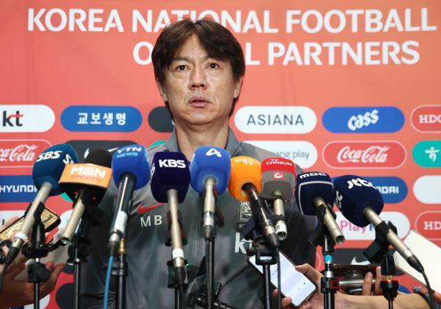 홍명보 한국 축구대표팀 감독이 1일 인천국제공항을 통해 출국하기 전 취재진과 인터뷰하고 있다. 연합뉴스
