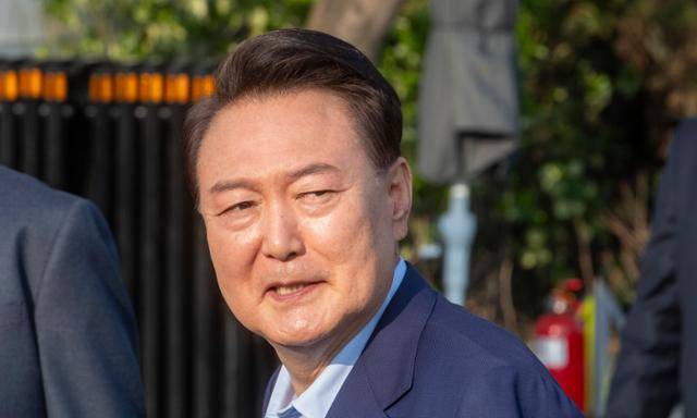 윤석열 전 대통령이 헌법재판소의 파면 결정 후 일주일 만인 4월 11일 오후 서울 용산구 한남동 대통령 관저를 떠나며 지지자들에게 손을 흔들어 인사하고 있다. 정다빈 기자