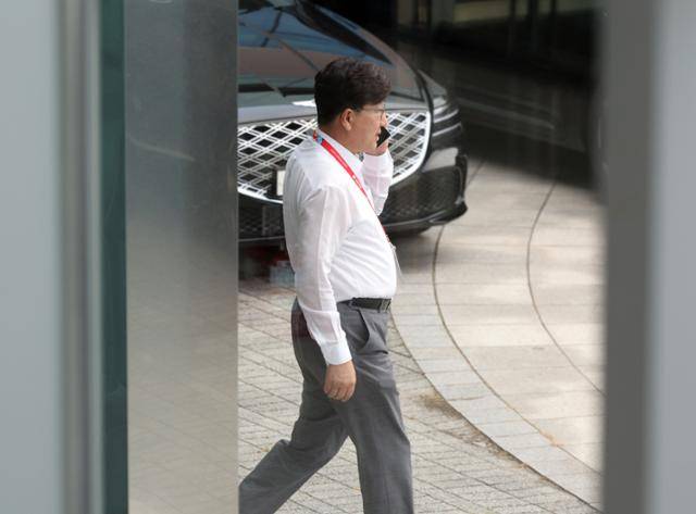 권성동 국민의힘 의원이 지난달 28일 인천 중구 인천국제공항공사 항공교육원에서 열린 2025 국민의힘 국회의원 연찬회 참석 도중 교육원 외부로 이동하고 있다. 민중기 특별검사팀은 이날 권 의원의 사전구속영장을 청구했다. 뉴시스