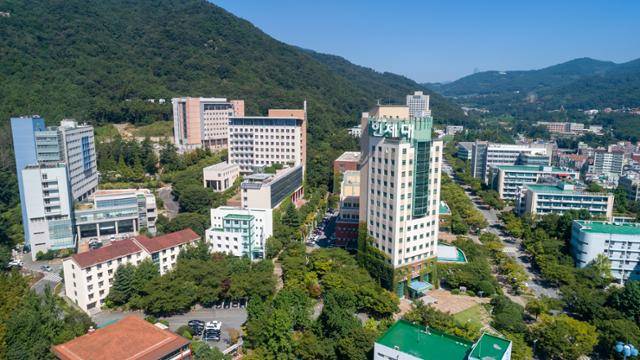 재단법인 백병원의 든든한 재정 지원을 앞세워 지난해 정부의 '글로컬 대학사업'에 선정된 인제대 캠퍼스 전경. 인제대 제공