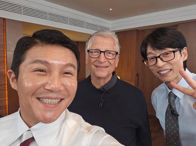 빌 게이츠와 함께 사진을 찍은 조세호(왼쪽)와 유재석(오른쪽). 조세호 SNS