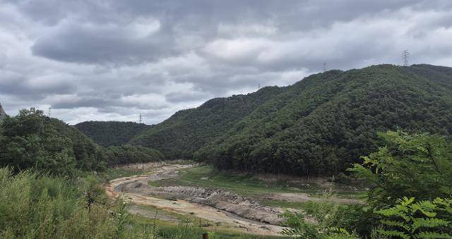 1일 강릉시민의 주요 상수원인 오봉저수지가 바닥을 드러낸 채 말라가고 있다. 박은성 기자