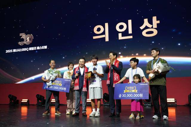1일 인천 영종도 인스파이어 리조트에서 열린 제너시스BBQ 창립 30주년 행사 '2025 제너시스BBQ 패밀리 페스티벌'에서 임지호(왼쪽 네 번째)군이 의인상을 받은 뒤 포즈를 취하고 있다. 제너시스BBQ 제공