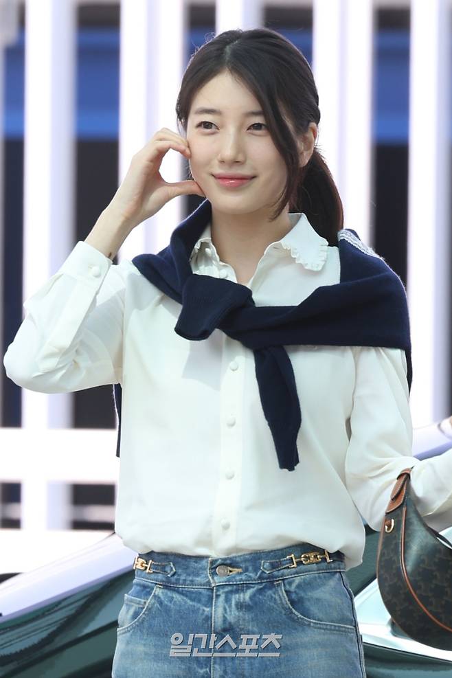 배우 수지가 26일 오후 해외 일정 참석을 위해 인천국제공항을 통해 싱가포르로 출국하고 있다. 서병수 기자 qudtn@edaily.co.kr /2025.03.26/