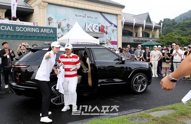 신다인이 31일 경기도 용인시 써닝포인트CC에서 열린 '제14회 KG 레이디스 오픈' 3라운드에서 2차 연장 끝에 우승을 차지했다. 신다인이 시상식장 앞에 도착한 차량에서 내리고 있다. 써닝포인트CC(용인)=김민규 기자 mgkim1@edaily.co.kr /2025.08.31/