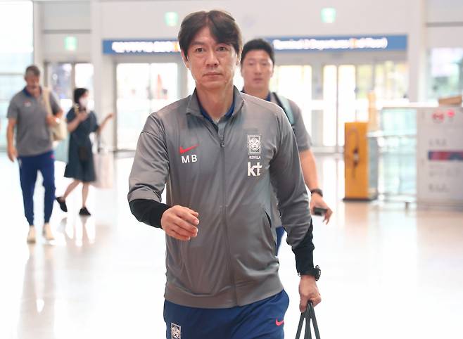 <yonhap photo-3257=""> 출국하는 홍명보 감독 (영종도=연합뉴스) 윤동진 기자 = 대한민국 축구대표팀 홍명보 감독이 미국·멕시코와 평가전을 위해 1일 인천국제공항 2터미널을 통해 출국하고 있다. 대표팀은 미국에서 오는 7일 미국, 10일 멕시코와 평가전을 치른다. 2025.9.1 mon@yna.co.kr/2025-09-01 08:35:08/ <저작권자 ⓒ 1980-2025 ㈜연합뉴스. 무단 전재 재배포 금지, AI 학습 및 활용 금지></yonhap>
