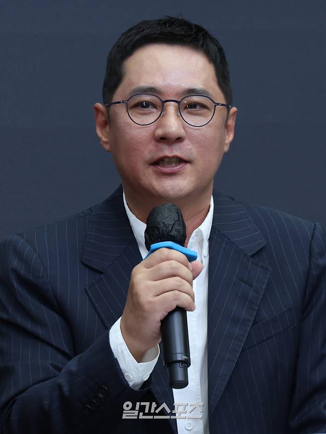 피나클엔터테인먼트 박권영 CEO가 1일 서울 용산구 썸머스타에서 진행된 '비 마이 보이즈(B:MY BOYZ)' 데뷔 그룹 YUHZ(유어즈) 글로벌 기자회견에 참석해 인사말을 하고 있다. 지난 30일 생방송으로 진행된 SBS 초대형 글로벌 오디션 프로그램 'B:MY BOYZ' 파이널 라운드에서 치열한 경쟁을 뚫고 살아남은 TOP8 효, 이연태, 문재일, 김보현, 카이, 강준성, 박세찬, 하루토가 YUHZ(유어즈)로 데뷔를 확정했다. 서병수 기자 qudtn@edaily.co.kr /2025.09.01/