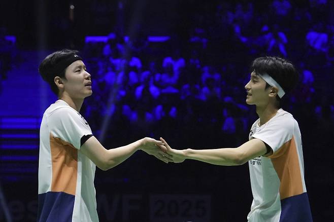 <yonhap photo-0883=""> 2025 세계개인배드민턴선수권에서 남자복식 우승을 합작한 서승재(왼쪽)와 김원호. (AP Photo/Aurelien Morissard)/2025-09-01 02:41:21/ <저작권자 ⓒ 1980-2025 ㈜연합뉴스. 무단 전재 재배포 금지, AI 학습 및 활용 금지></yonhap>