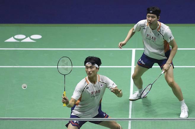 <yonhap photo-0886=""> Seo Seung Jae, right, and Kim Won Ho, of South Korea, play Liu Yi and Chen Bo Yang, of China, in the Men's Doubles final match of the Badminton World Championships, Sunday, Aug. 31, 2025 in Paris. (AP Photo/Aurelien Morissard)/2025-09-01 02:41:23/ <저작권자 ⓒ 1980-2025 ㈜연합뉴스. 무단 전재 재배포 금지, AI 학습 및 활용 금지></yonhap>