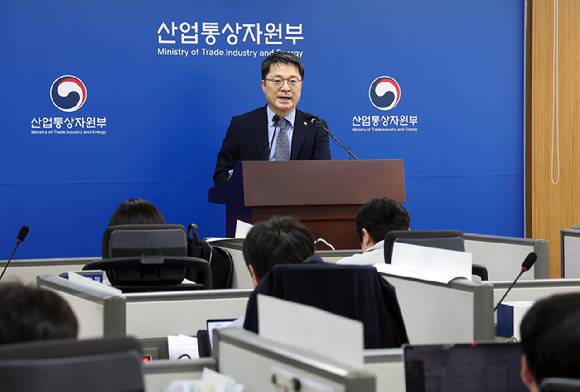 산업통상자원부 문신학 1차관이 1일 정부세종청사 산업통상자원부 기자실에서 2026년도 예산안에 관해 설명하고 있다. [사진=연합뉴스]