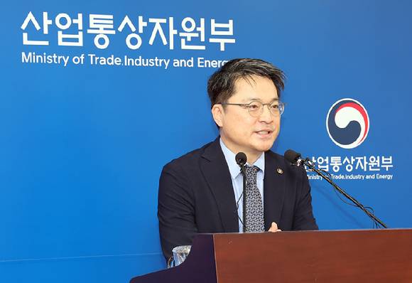 산업통상자원부 문신학 1차관이 1일 정부세종청사 산업통상자원부 기자실에서 2026년도 예산안에 관해 설명하고 있다. [사진=연합뉴스스]