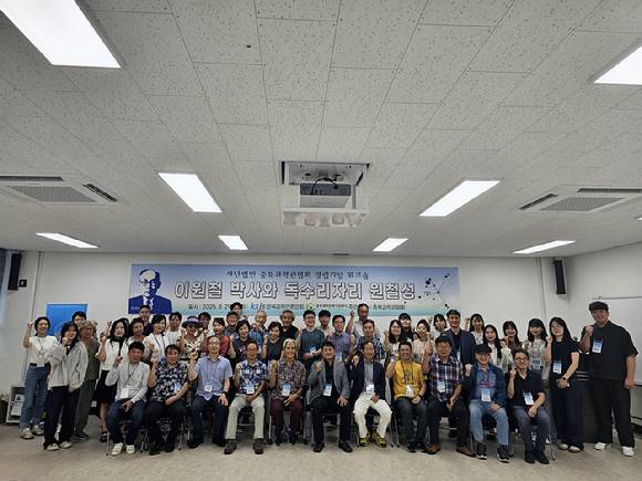 한국 과학자 1호인 이원철 박사가 연구한 원철성을 관측하는 행사에 참석한 주요 인사들이 모여 기념촬영했다.(앞줄 오른쪽 3번째부터) 이태형 충주고구려천문과학관 관장, 정우성 과학창의재단 이사장, 허두영 과학언론인회 회장, 박병준 충북과학거점센터 센터장, 이용수·장재열 과학언론인회 전 회장, 정태환 출연연과학기술인협의회총연합회(연총) 부회장 [사진=한국과학언론인회]