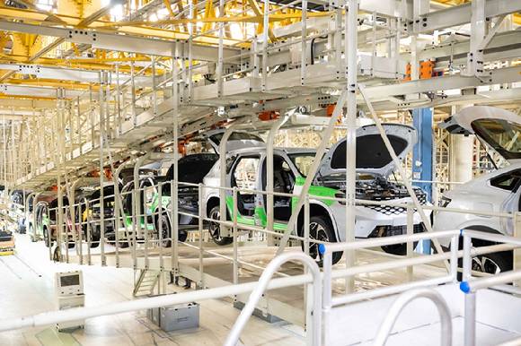 르노코리아 부산공장의 차량 이동 장치 '섀시 행거(Chassis Hanger)'. [사진=르노코리아]