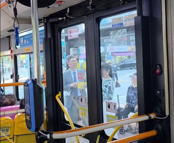부산 한 버스 정류장에서 문형배 전 헌법재판소장 권한대행이 목격됐다. [사진=보배드림]