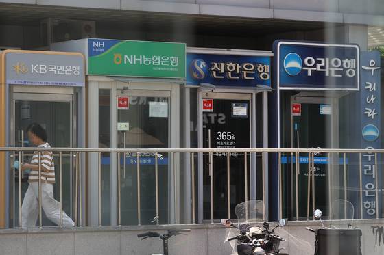 .내일부터 내일부터 예금자 보호 한도가 5000만원에서 1억원으로 상향된다. 한도 상향은 24년 만이다. 사진은 이날 서울 시내 주요 은행 ATM 창구 모습. 연합뉴스.