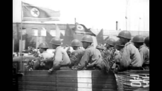 1949년 월북 직후 평양 시가행진에 동원된 것으로 추정되는 육군 병사들. 차량에 실려 이동할 때 시내를 둘러보거나 웃음을 띤 병사가 거의 눈에 띄지 않는다. [사진 김덕영 감독]