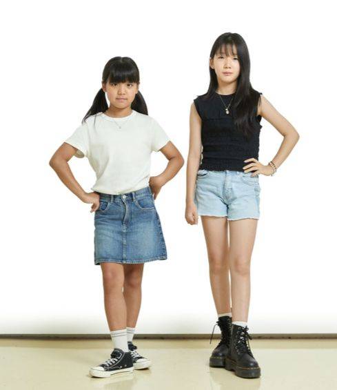 모델처럼 포즈를 취한 고가람(왼쪽)·황지인 학생모델.