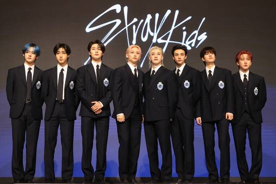 그룹 스트레이 키즈가 지난달 22일 서울 여의도 콘래드 호텔에서 열린 정규앨범 4집 '카르마' 발매 기념 기자간담회에서 포즈를 취하고 있다. 연합뉴스