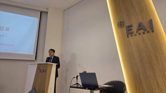 동아시아연구원(East Asia Institute·EAI)은 일본의 아시아·태평양 이니셔티브(Asia-Pacific Initiative·API), 미국의 한미경제연구소 (Korea Economic Institute of America·KEI)와 공동으로 “제1회 한·미·일 국민상호인식 조사 및 제12회 한·일 국민상호인식 조사”를 실시했다. 28일 조사 결과를 발표하는 기자회견에서 손열 동아시아연구원장이 발언하는 모습. 박현주 기자