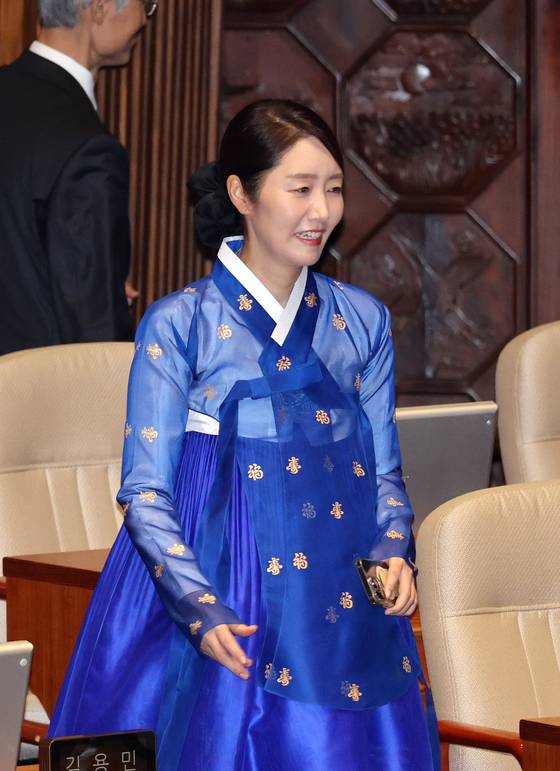 강선우 더불어민주당 의원이 1일 오후 서울 여의도 국회에서 열린 제429회 국회(정기회) 개회식에서 한복을 입고 발걸음을 옮기고 있다. 뉴스1