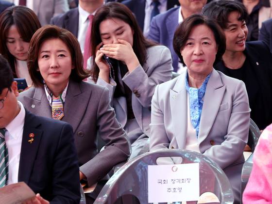 국민의힘 나경원 의원(왼쪽)과 더불어민주당 추미애 의원이 서울 종로구 조계사에서 열린 '불기 2568년 부처님오신날 봉축 법요식'에 참석해 자리에 앉아 있다. 대통령실사진기자단