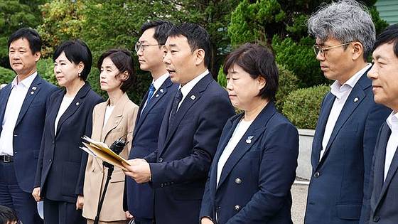 김용민 국회 법제사법위원회 더불어민주당 간사가 1일 경기도 의왕시 서울구치소에서 열린 현장검증을 마치고 브리핑을 하고 있다. 이날 법사위는 윤석열 전 대통령 수감 중 특혜 제공 여부를 확인하고 특검 출석 요구 당시 윤 전 대통령이 옷을 벗고 버티는 과정이 있었는지 여부를 CCTV 등의 영상기록으로 열람했다. 뉴시스