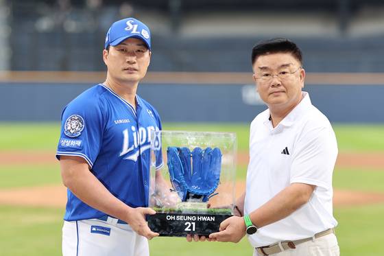 글러브 전달하는 오승환   (서울=연합뉴스) 서대연 기자 = 삼성 라이온즈 마무리 투수 오승환이 28일 서울 잠실야구장에서 두산 베어스와의 원정경기 시작에 앞서 열린 은퇴행사에서 두산 김태룡 단장에게 글러브를 건네고 있다. 2025.8.28   dwise@yna.co.kr (끝)  〈저작권자(c) 연합뉴스, 무단 전재-재배포, AI 학습 및 활용 금지〉
