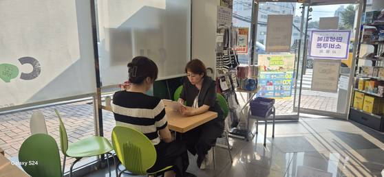 24시간 불을 밝히는 동네 편의점이 이제는 '마을의 눈' 역할을 하며 어려운 이웃을 찾아내고 있다. 남구청 김아영 주무관(오른쪽)이 편의점 관계자와 위기이웃 발굴 사업에 대해 이야기하고 있다. 사진 울산 남구