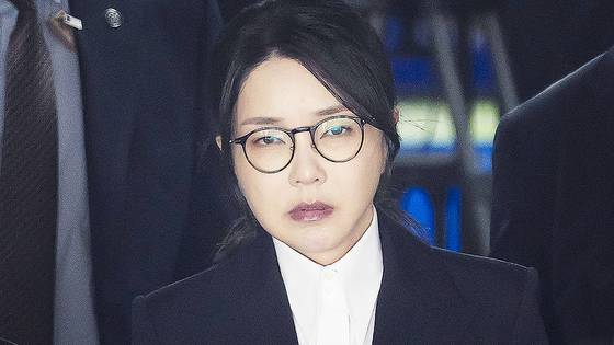 윤석열 전 대통령 부인 김건희 여사가 지난달 12일 구속 전 피의자 심문(영장실질심사)을 마친 뒤 서울 서초구 서울중앙지법을 나서고 있다. 연합뉴스