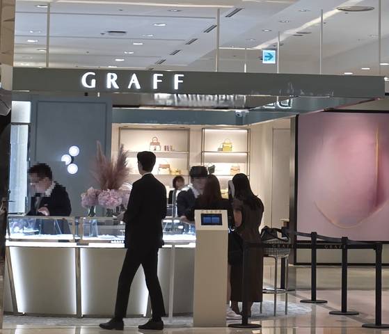 지난달 23일 오후 서울의 한 백화점에 자리한 영국 주얼리 브랜드 그라프 매장 외관. 김민정 기자