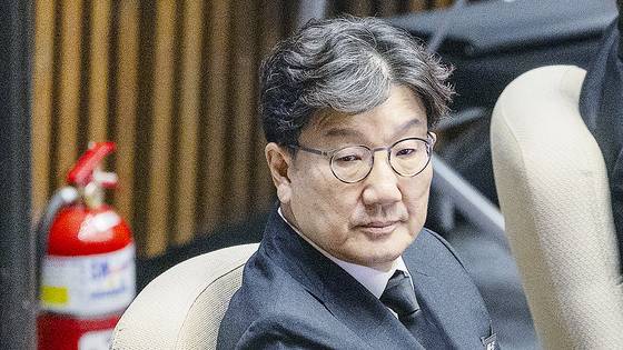 국민의힘 권선동 의원이 1일 국회에서 열린 제429회 국회 정기회 개회식에 참석해 자리에 앉아 있다.연합뉴스