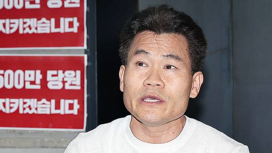 전한길 씨가 18일 오후 서울 여의도 국민의힘 중앙당사를 찾아 특검의 국민의힘 압수수색 저지 농성 중인 김문수 당대표 후보와 만나 입장을 밝히고 있다.  전 씨는 이 자리에서 장동혁 후보 지지와 관련된 보도에 대해 오해라는 입장을 밝혔다. 뉴스1