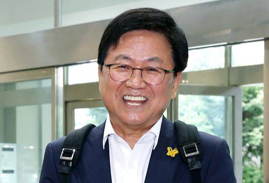 최교진 사회부총리 겸 교육부 장관 후보자가 지난달 14일 오전 서울 영등포구 여의도 한국교육시설안전원에 마련된 인사청문회 사무실로 출근하고 있다. 뉴스1