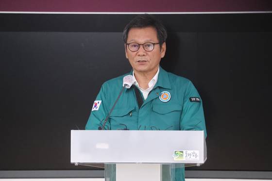 1일 강원 강릉시청 재난상황실에서 김홍규 강릉시장이 가뭄 대응 대책을 발표하고 있다. 연합뉴스