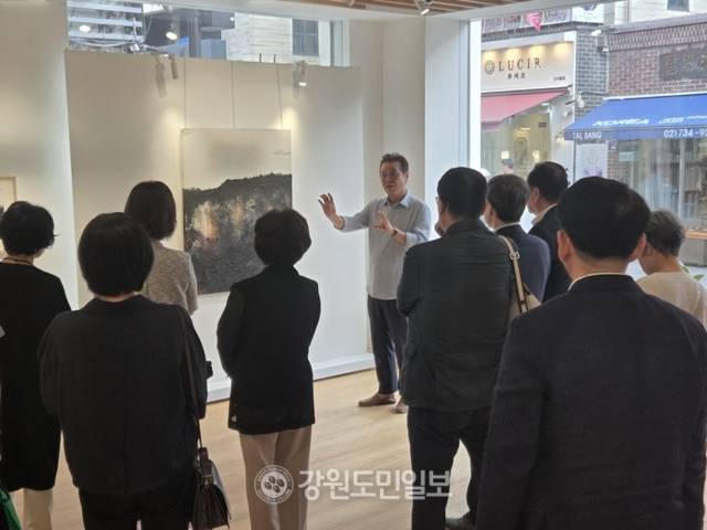 ▲ 새로운 강원특별자치시대위원회 사회문화분과위원회가 1일 서울 갤러리 은 등 인사동 일대에서 현장 회의를 가졌다. 강원갤러리 사업에 참여한 최법진 작가가 위원들에게 작품을 설명하고 있다. 김여진 기자