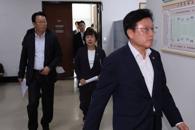 ▲ 국회 법제사법위원회 소속 국민의힘 박형수 간사(맨 오른쪽)와 위원들이 1일 서울 여의도 국회에서 법사위 운영과 관련해 추미애 위원장실을 항의 방문했다. 연합뉴스