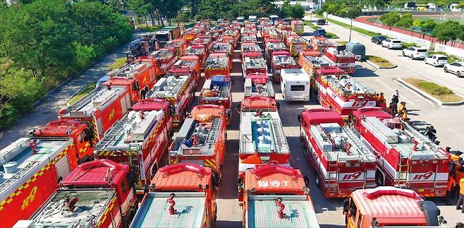 < 강릉에 집결한 소방차 > 31일 강원 강릉 연곡면 강북공설운동장에서 소방차량들이 급수 지원을 준비하고 있다. 강릉 지역의 극심한 가뭄에 대응하기 위해 이날 전국에서 집결한 소방차량은 총 71대다. 소방당국은 이날 하루 2500t의 물을 공급하고, 9월 1일부터는 급수량을 3000t으로 늘릴 계획이다.   소방청 제공